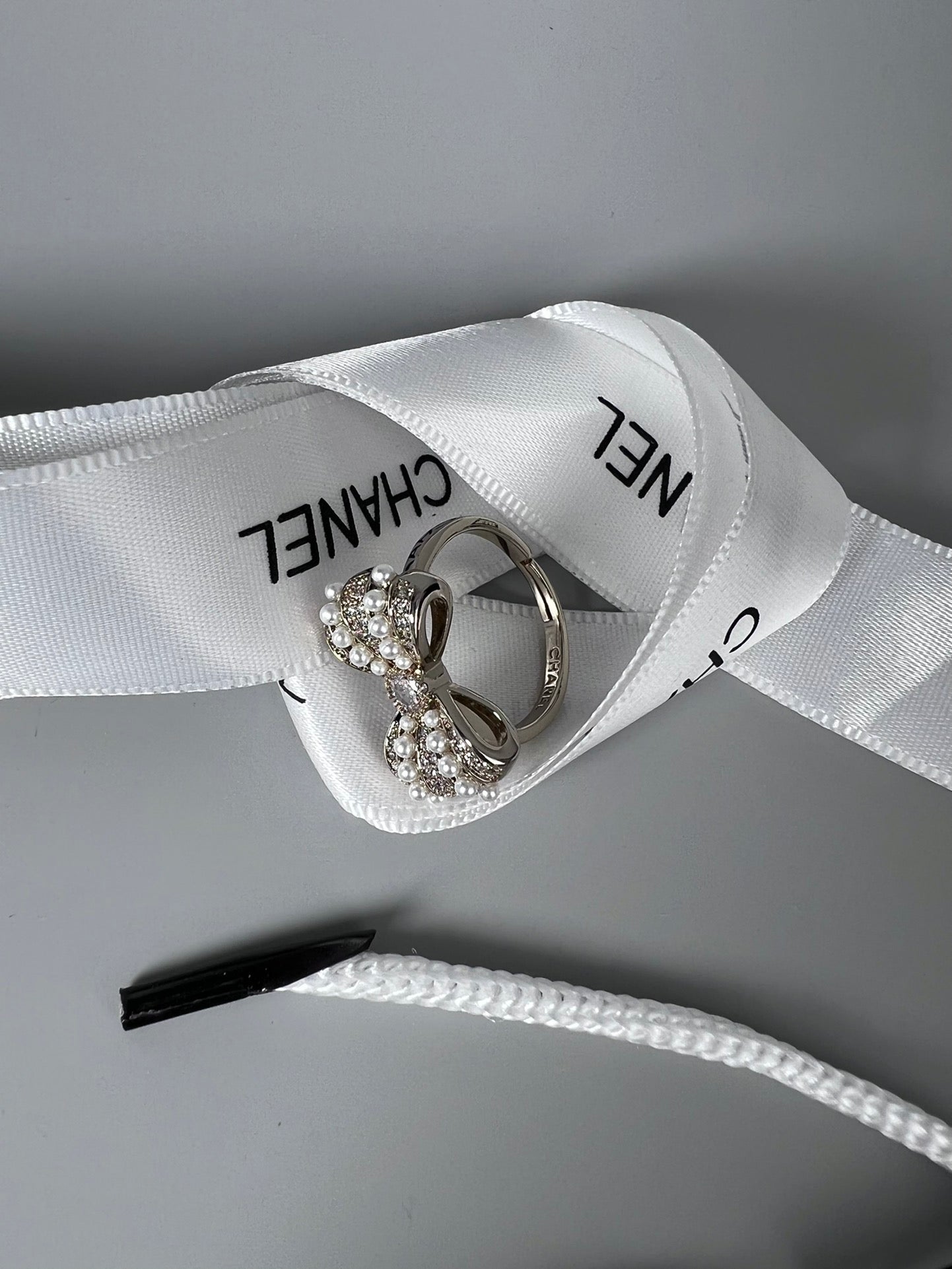 18K  Chanel Bow Tie Pearls Ring