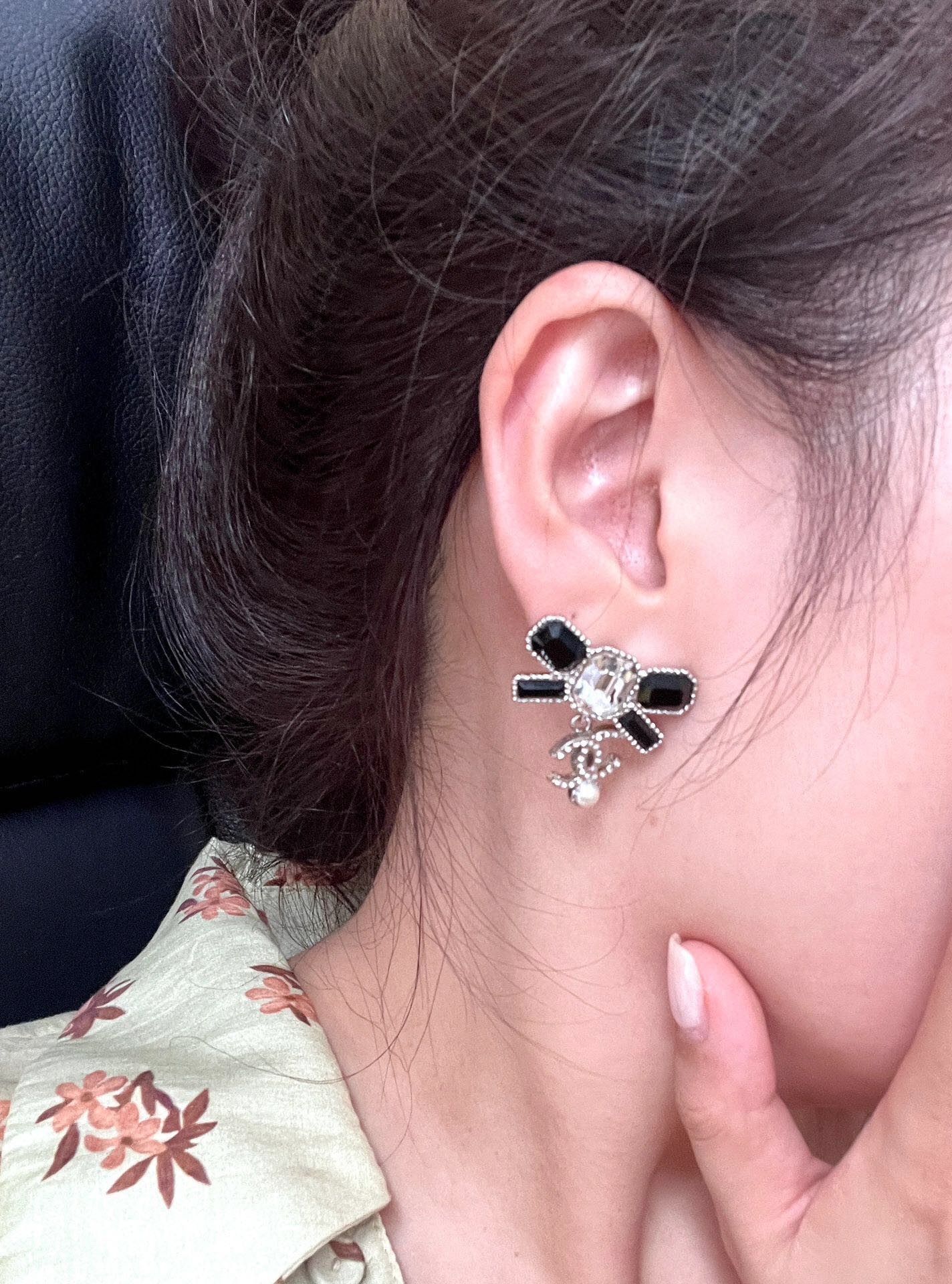 18K  Chanel Bow Tie Crystals Earrings