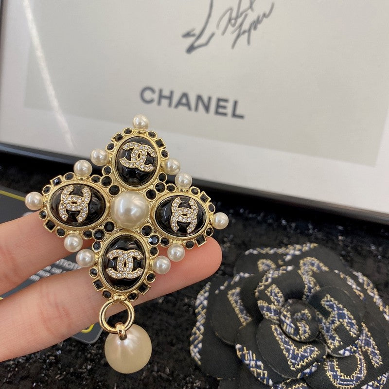 18K  Chanel Pearl Pendant Gold Brooch