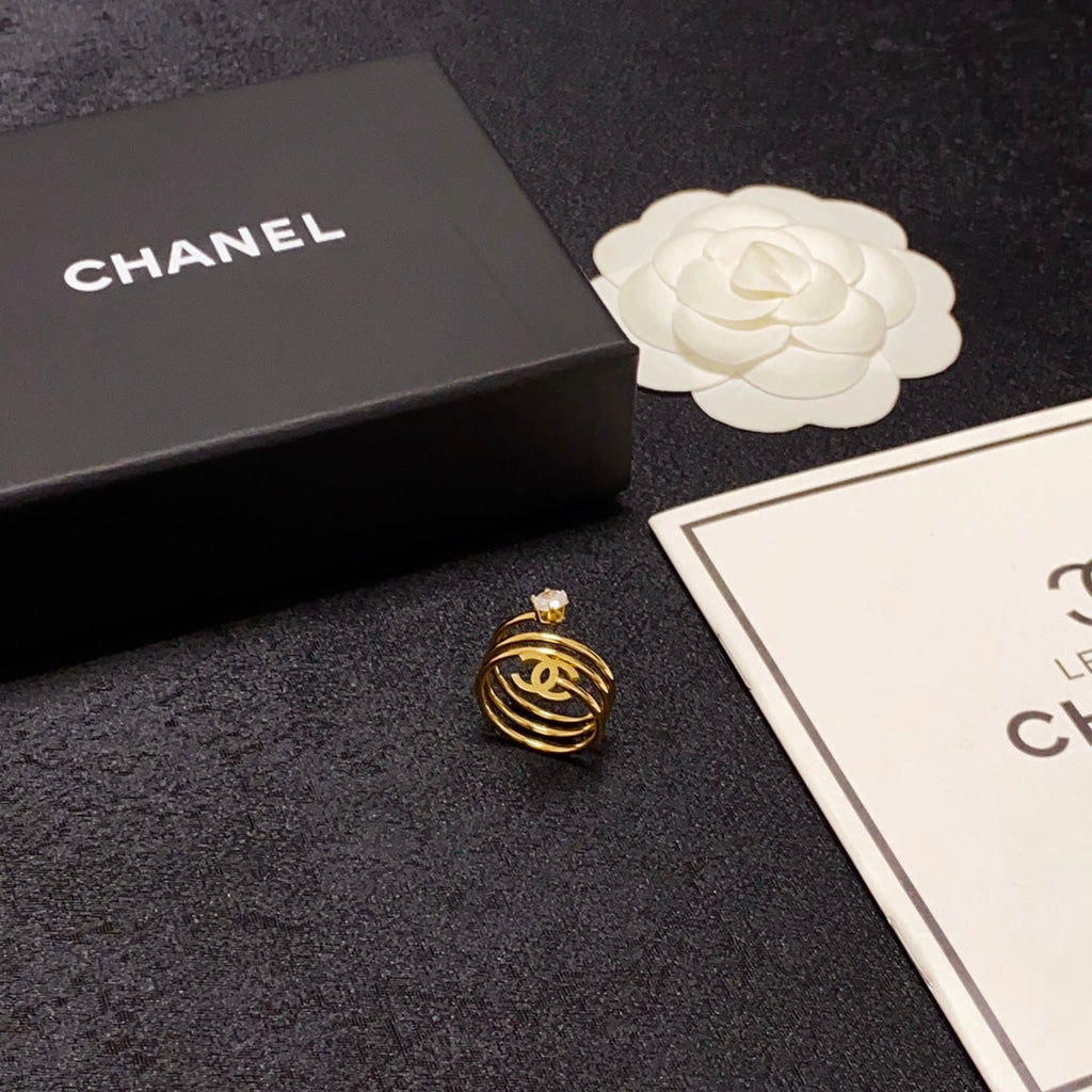 18K  Chanel Vintage Pearl Ring